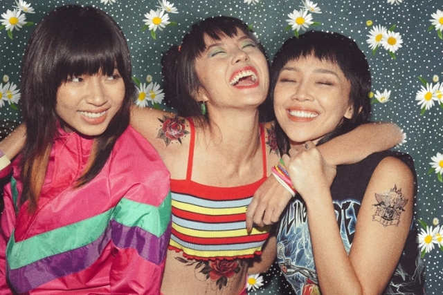 Đồng Ánh Quỳnh, Rima Thanh Vy, Tóc Tiên (từ trái qua) mặc đồ và làm tóc phong cách thập niên 1990 khi hóa thân gái giang hồ trong phim điện ảnh Thanh Sói.