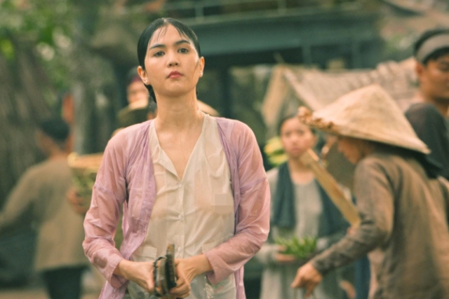 Tư Nhị lộ vòng 1 giữa chốn đông người ngay đầu phim Chị Chị Em Em 2