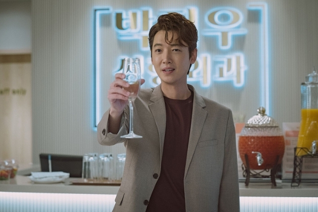 Ông trùm mông má hứa hẹn sẽ đưa khán giả khám phá những góc khuất trong lĩnh vực “trùng tu” nhan sắc