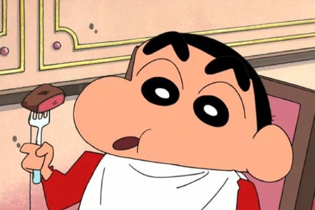 Tuy chỉ là một bé nhi đồng 5 tuổi nhưng Shin lại có đầu óc và quan điểm của một “ông cụ non”, hay có những phát ngôn làm người lớn khó xử