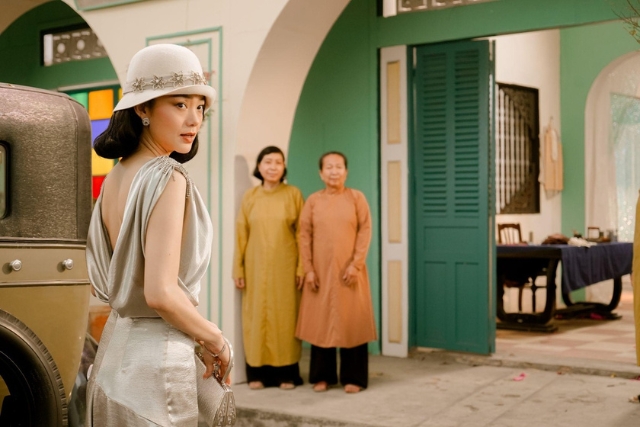 Minh Hằng (vai Ba Trà) phim Chị chị em em 2 đầy quyến rũ và sang trọng.