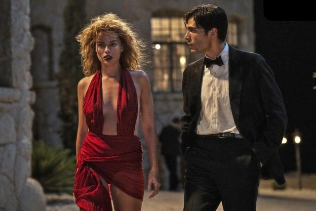 Margot Robbie (trái) và Diego Calva trong phim Babylon. Ảnh: IMDb