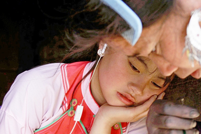 Cô bé Di xinh xắn và đầy cảm hứng sống trong phim Những đứa trẻ trong sương