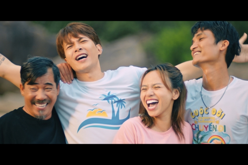 Tình anh em của nhóm siêu lừa được đan xen trong suốt tuyến truyện của phim Siêu Lừa Gặp Siêu Lầy