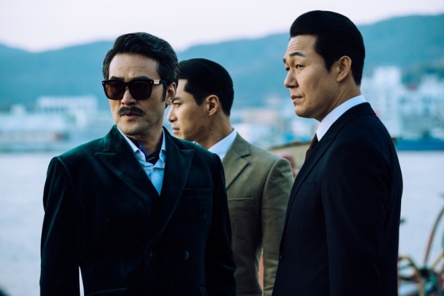 “Đầu gấu đụng đầu đất” quy tụ dàn sao thực lực với nhiều phân cảnh hài hước xen lẫn hành động.