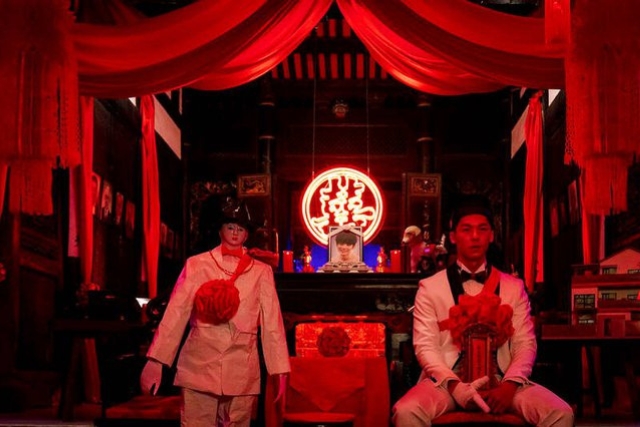 Cảnh minh hôn trong Chuyện tôi và ma quỷ trở thành người một nhà